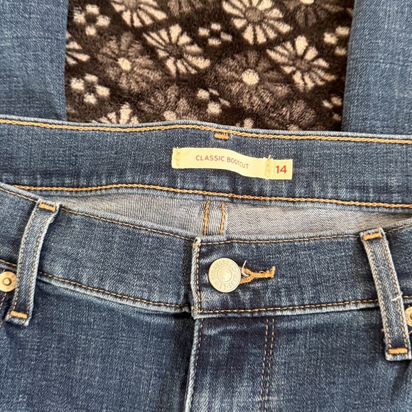 Levi’s Classic Bootcut Jeans - Picture 3 of 7